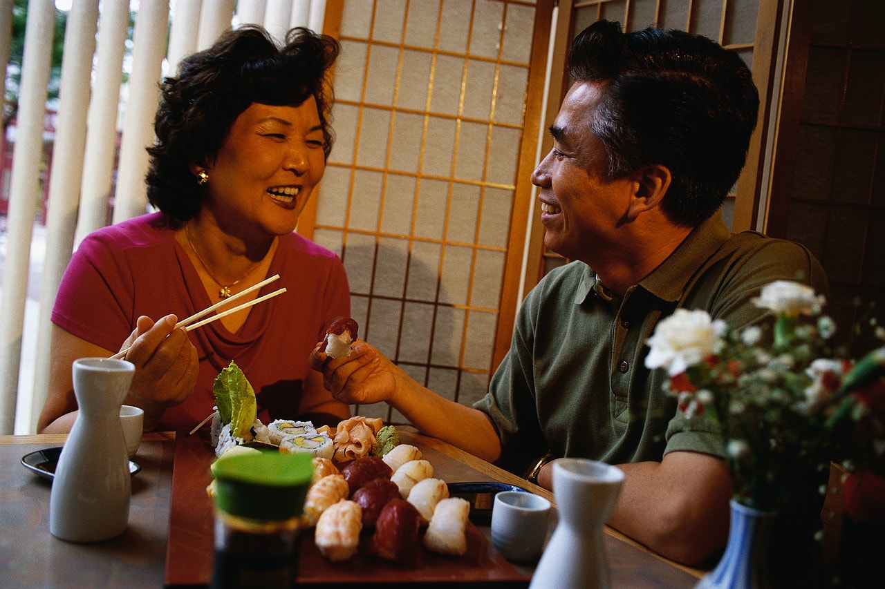 japanese-people-eating-chcm